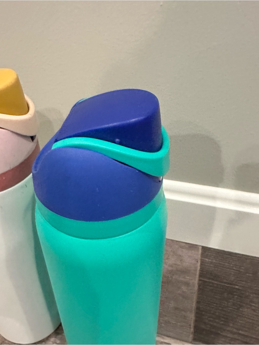Lot of 3 Owala FreeSip Water bottles, 2x 24 oz and 1x 32 oz good used condition - Picture 3 of 12
